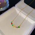 Collier doré élégant avec des pierres arc-en-ciel et pendentif scintillant en forme de S - Style Lettre S