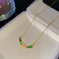 Collier doré élégant avec gemmes arc-en-ciel et pendentif lettre T serti - Style Lettre T