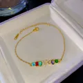 Elegante pulsera bañada en oro con cristales arcoíris y charm de letra V para mujer - Letra V