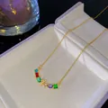 Collier élégant en or avec pierres multicolores et pendentif lettre K dans un écrin - Style Lettre Y