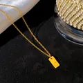Vista macro de un collar de acero de titanio dorado con un colgante rectangular letra C - Letra C / Dorado