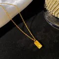 Primer plano de un collar de acero de titanio dorado con un colgante rectangular letra A. - Letra A / Dorado