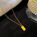 Vue détaillée de la lettre E gravée sur un pendentif en acier titane doré - Lettre E / Or