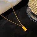 Gros plan d'un collier en acier titane doré avec un pendentif rectangulaire F. - Lettre F / Or