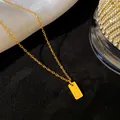 Vue macro du pendentif doré montrant le détail de la lettre G finement gravée - Lettre G / Or
