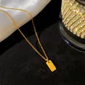 Vue détaillée du collier en acier titane doré avec pendentif gravé de la lettre H - Lettre H / Or