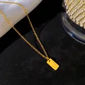 Gros plan d'un collier minimaliste en or avec un pendentif gravé de la lettre M. - Lettre M / Or