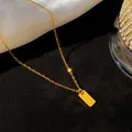 Vue détaillée d'un collier en acier inoxydable doré avec un pendentif lettre O gravé. - Lettre O / Or