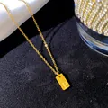 Gros plan d'un collier en acier inoxydable doré avec pendentif gravé lettre P - Lettre P / Or