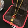 Collier poisson rouge vintage plaqué or avec pierre rouge et zircons dans un écrin rouge - Poisson Rouge Vintage Pierre Ronde