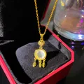 Primer plano de un collar atrapasueños dorado con piedra ojo de gato en una caja - Estilo Atrapasueños (W1210)