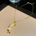 Vista dettagliata della collana creativa con ciondolo a forma di bambù e strass scintillanti - Catena d'Oro con Pendente in Bambù Bianco