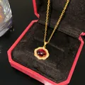 Collier vintage doré avec pendentif fleur en pierre rouge dans un écrin à bijoux rouge - Pétale Pierre Rouge Ovale