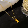 Gros plan d'un collier premium en acier titane doré avec pendentif rectangulaire de la lettre V. - Lettre V / Or