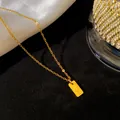 Gros plan détaillé d'un collier pendentif en acier titane gravé de la lettre Y - Lettre Y / Or