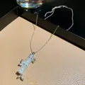 Primo piano di una collana con ciondolo in bambù argento con cristalli e pietra verde. - Catena d'Argento con Pendente in Bambù Bianco