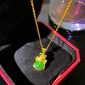 Primer plano del colgante Maneki-neko con imitación de jade verde en estuche rojo - Estilo Gato de la Fortuna (W1168-1)