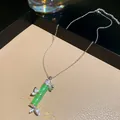 Dettaglio di un'elegante collana con pendente a forma di bambù verde e cristalli luminosi - Catena d'Argento con Pendente in Bambù Verde