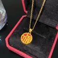 Élégant collier en or avec pendentif rouge Fu dans un écrin à bijoux de luxe rouge - Caractère Chinois Fu Pierre Rouge