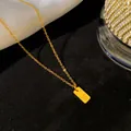 Gros plan d'un collier en acier inoxydable doré avec un pendentif lettre S minimaliste. - Lettre S / Or