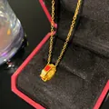 Élégant collier en or avec pendentif écailles de poisson en émail rouge et zircon pour femme - Texture d'Écaille de Poisson Zircon Rouge