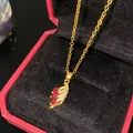 Élégant collier au fini doré avec un pendentif scintillant en forme de queue de poisson rouge. - Nageoire de Poisson Rouge Zircone Rouge