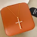 Elegante collar de cruz de acero de titanio chapado en oro de 18K con circonitas en gota - Estilo Dorado Circonia Lágrima (W003)