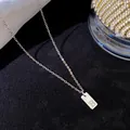 Élégant collier minimaliste en acier titane avec un pendentif rectangulaire lettre B - Lettre B / Argent