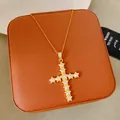 Κομψό επιχρυσωμένο κολιέ σταυρός 18K από τιτάνιο με ζιργκόν σε σχήμα αστεριού. - Στυλ Σταυρός με Ζιρκόνια Pavé σε Σχήμα Αστεριού (W016)