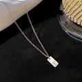 Collier minimaliste en acier titane avec un pendentif rectangulaire gravé de la lettre E - Lettre E / Argent