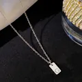 Collier en acier titane argenté avec un pendentif rectangulaire portant la lettre G - Lettre G / Argent