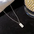 Collier minimaliste en acier titane avec un pendentif rectangulaire gravé de la lettre M. - Lettre M / Argent