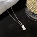 Collier minimaliste en acier titane avec un pendentif rectangulaire à l'initiale N. - Lettre N / Argent