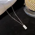 Collier minimaliste en acier titane doté d'un pendentif rectangulaire avec lettre R - Lettre R / Argent