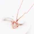 Primer plano del collar de corazón de ángel en oro rosa con colgante de circón - Collar Corazón para Ti / Rosa oro