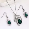 Elegantes silberfarbenes Schmuckset mit smaragdgrünen Tropfenanhängern und Ohrringen - Kristallblatt-Schmuckset / Grün