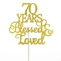 Λεπτομερές κοντινό πλάνο χρυσού γκλίτερ '70 Years Blessed & Loved' διακόσμηση - 70α γενέθλια