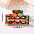 Detailansicht der quadratischen Haarklammer mit bunten Eiermustern und 8,4 cm Maßen - Geometrischer Punktmuster Stil (D3-4-5)