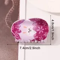 Vista detallada de la pinza de pelo de conejo de Pascua con medidas 7,4 cm y 4,8 cm - Estilo Conejito Floral con Fondo Púrpura (C4-4-2)