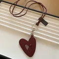 Κομψό μπορντό δερμάτινο μενταγιόν σε σχήμα καρδιάς με ασορτί μακρύ λουράκι - Μενταγιόν καρδιά / Κόκκινο