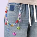 Dettaglio della catena per pantaloni in resina color caramella con ciondoli a farfalla - Catena Color Caramella Stile Farfalla