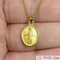 Detalle del collar con colgante ovalado de la Virgen María bañado en oro, 12,7x19,2mm - Amarillo