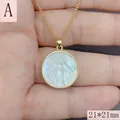 Elegante collar dorado redondo con un colgante de concha de Guadalupe, mide 21x21mm - Nuestra Señora de Guadalupe Estilo A / 21mmx21mm