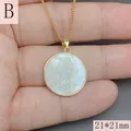 Primer plano del collar con colgante de concha de la Virgen de Guadalupe, 21x21mm - Nuestra Señora de Guadalupe Estilo B / 21mmx21mm