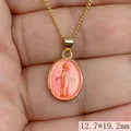 Vista de detalle del colgante ovalado de la Virgen María chapado en oro con esmalte - Rojo Anaranjado