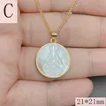 Detalle de un collar con colgante de la Virgen María en nácar redondo de 21mm dorado - Nuestra Señora de Guadalupe Estilo C / 21mmx21mm