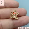 Dettaglio macro di un ciondolo in smalto a forma di omino di pan di zenzero tra le dita. - Stile Omino di Pan di Zenzero C / 12.6x14.8mm