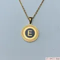 Detailansicht eines runden Edelstahl-Anhängers in Gold mit Buchstabe E und Maßen - Buchstabe E Stil (03) / 1 Stück