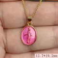 Primer plano detallado de un collar con colgante ovalado de la Virgen María 12,7*19,2mm - Rosa