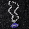 Detailweergave van de iced-out Cubaanse ketting met een blauwe strass football hanger. - Diepblauwe Football (Met 50cm Ketting) / Zilver